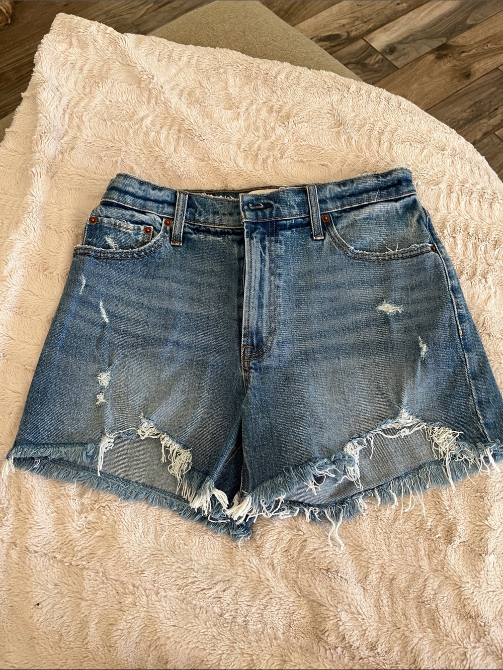 Abercrombie & Fitch Frayed 4” mom short high rise Denim Cutoff Shorts